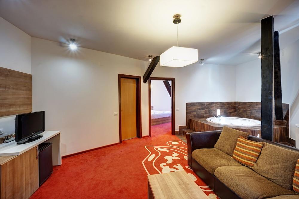 Hotel Ave Lux Săcele Zewnętrze zdjęcie